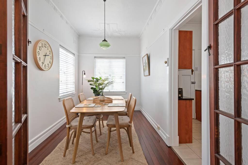 Art Deco In Ascot! ~ 2 Bed / 1 Bath / 1 Car Apartment Brisbane Luaran gambar